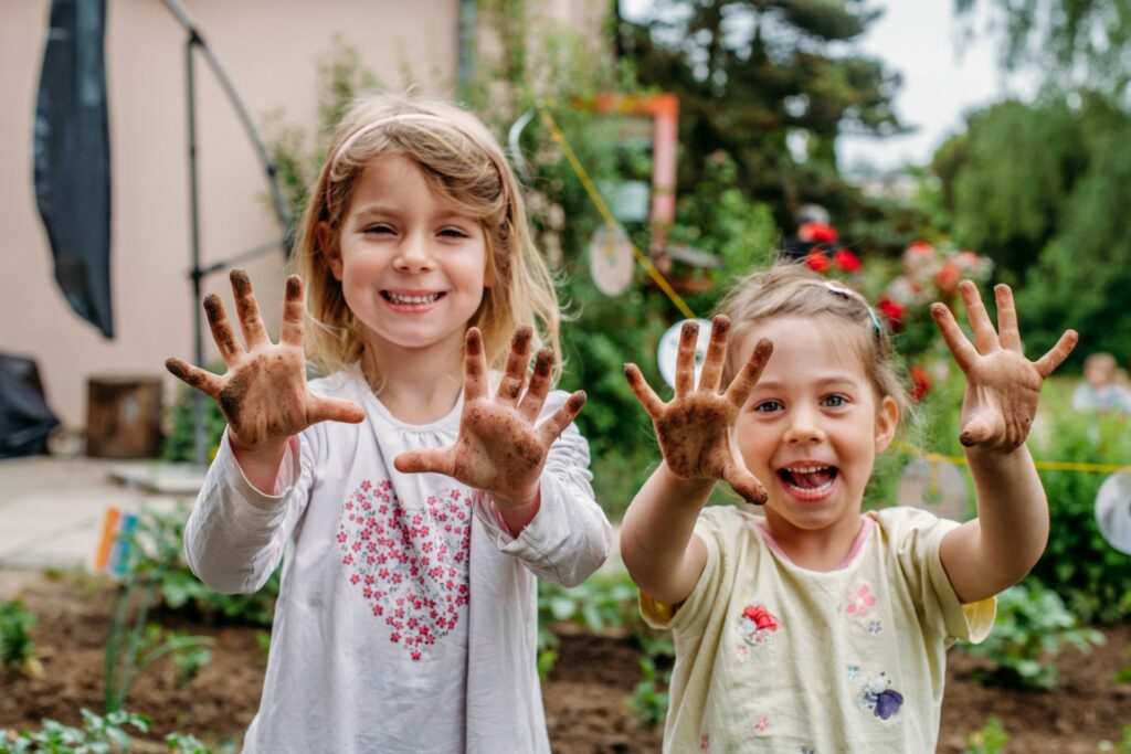 AR-Pressebilder-Kinder-mit-dreckigen-Händen-300dpi