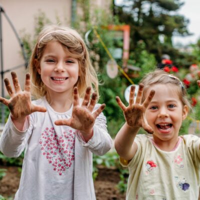 AR-Pressebilder-Kinder-mit-dreckigen-Händen-300dpi